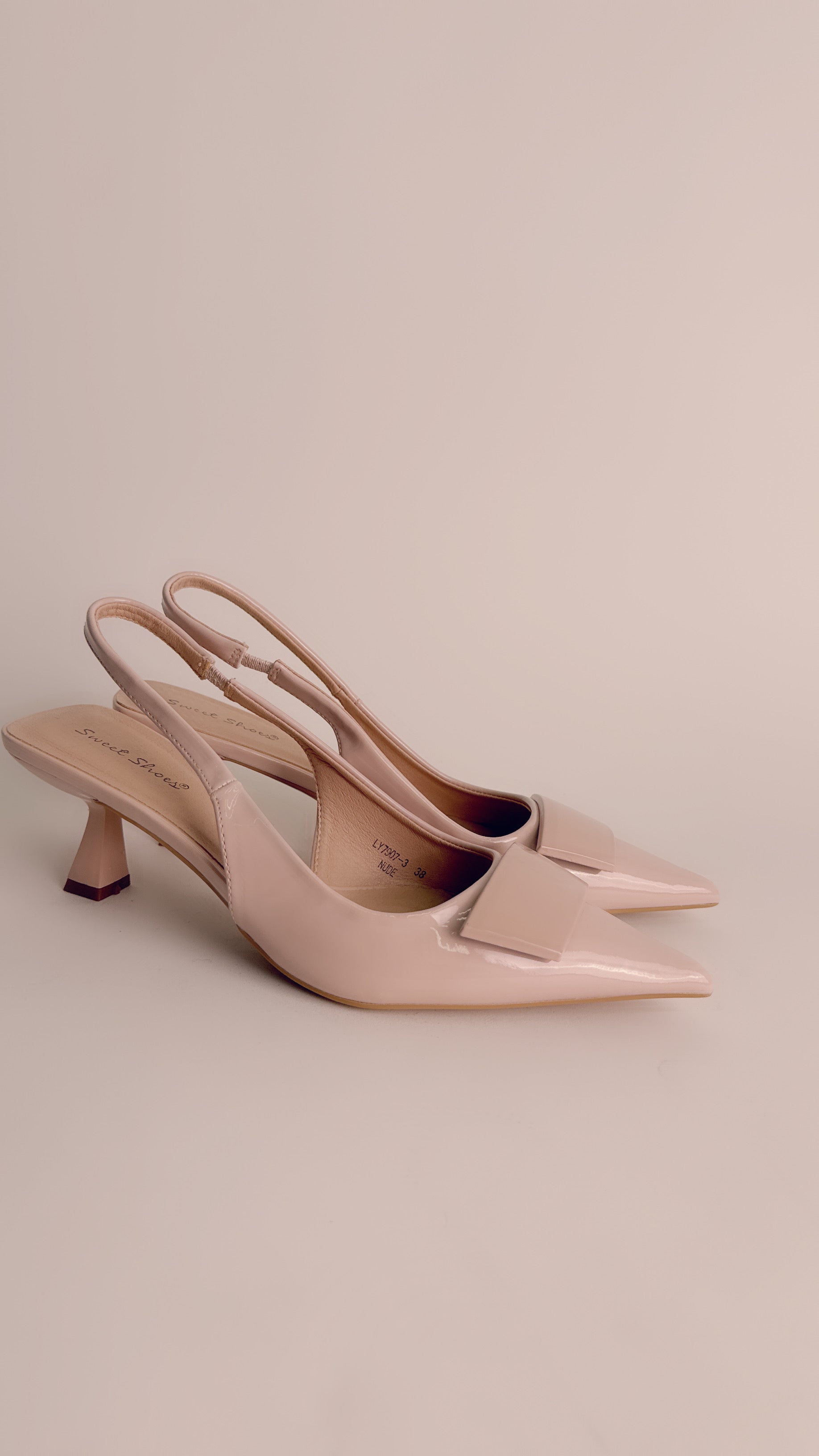 Slingback in vernice nudo