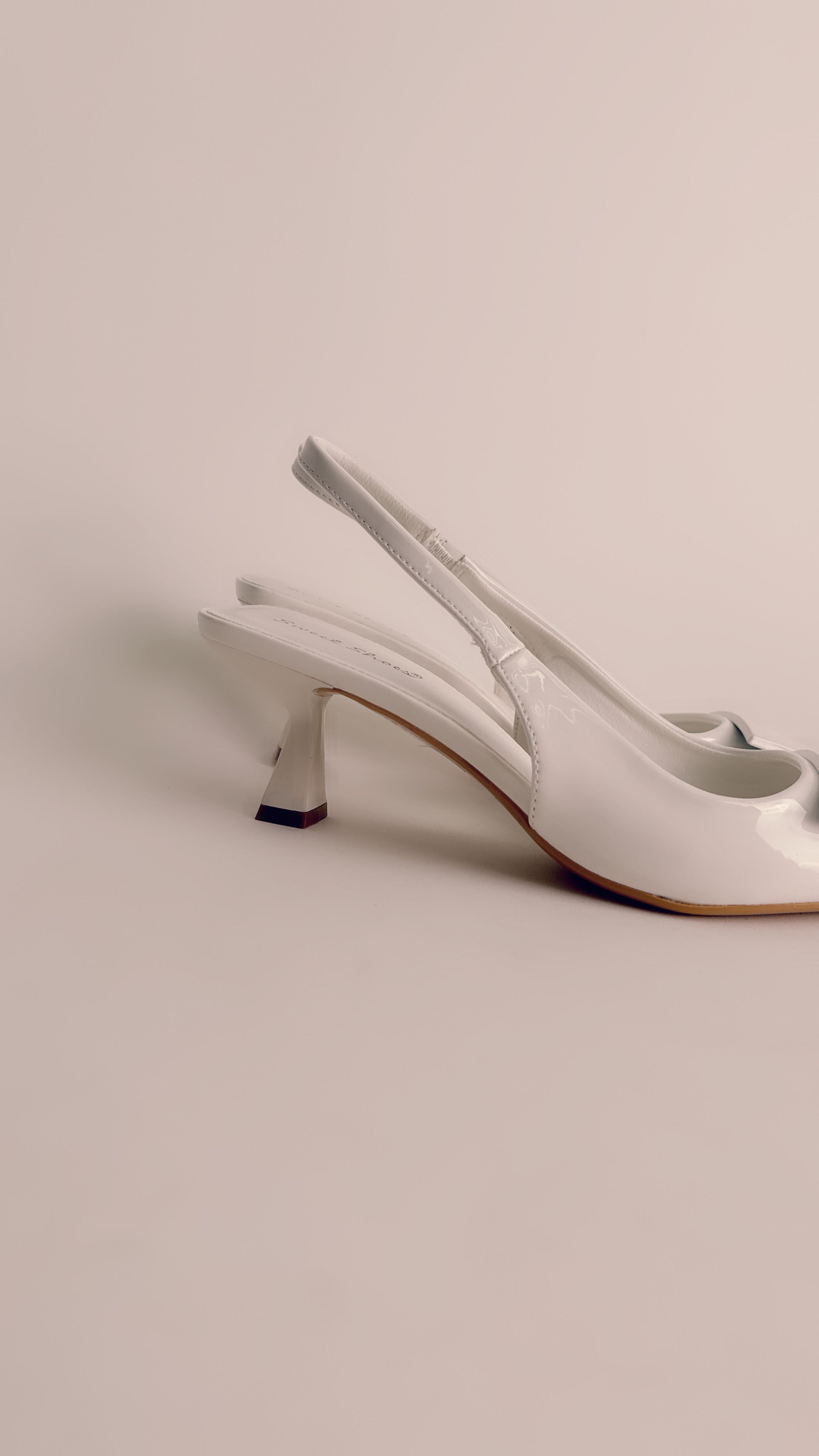 Slingback in vernice white
