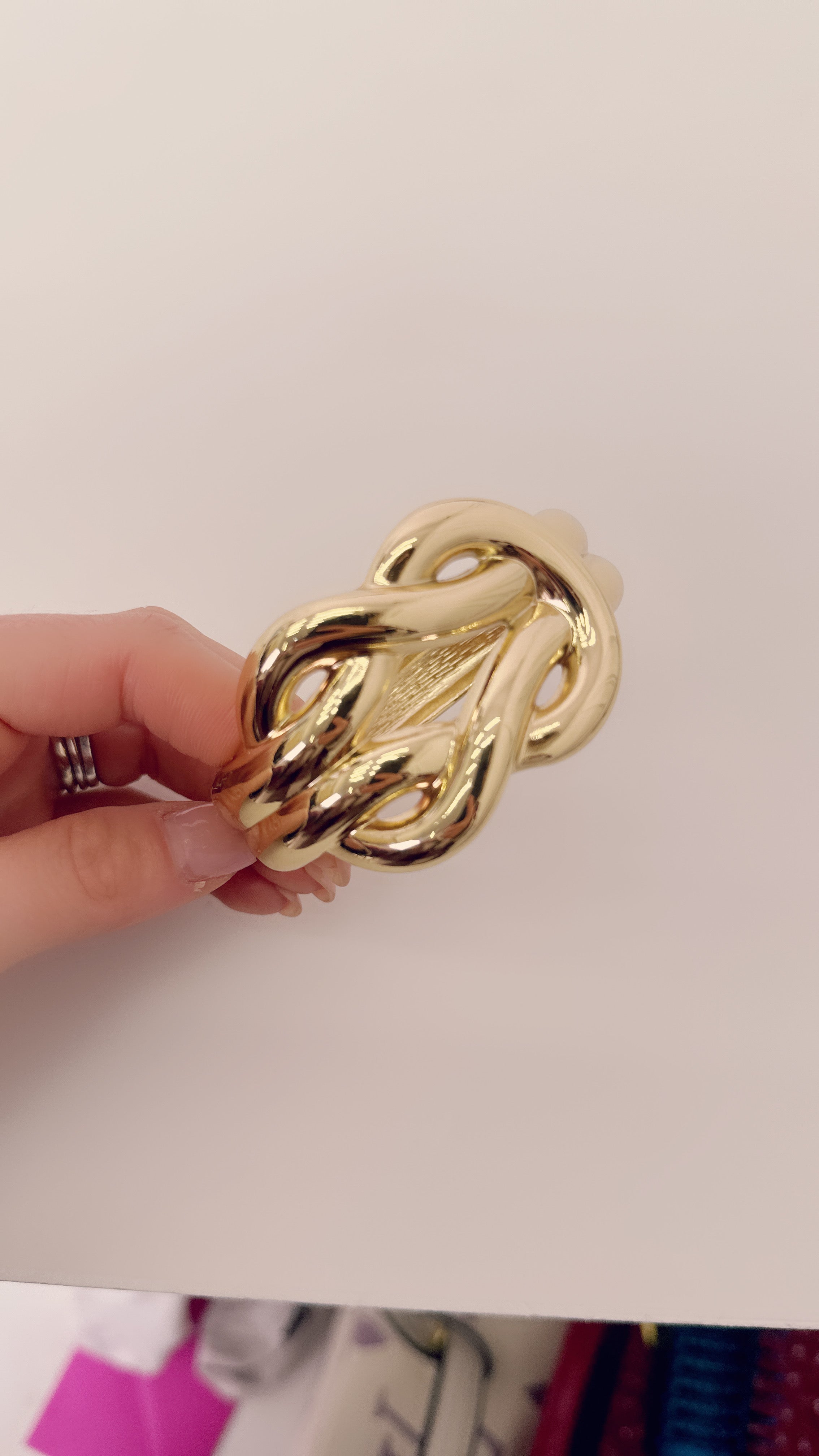Bracciale rigido nodo