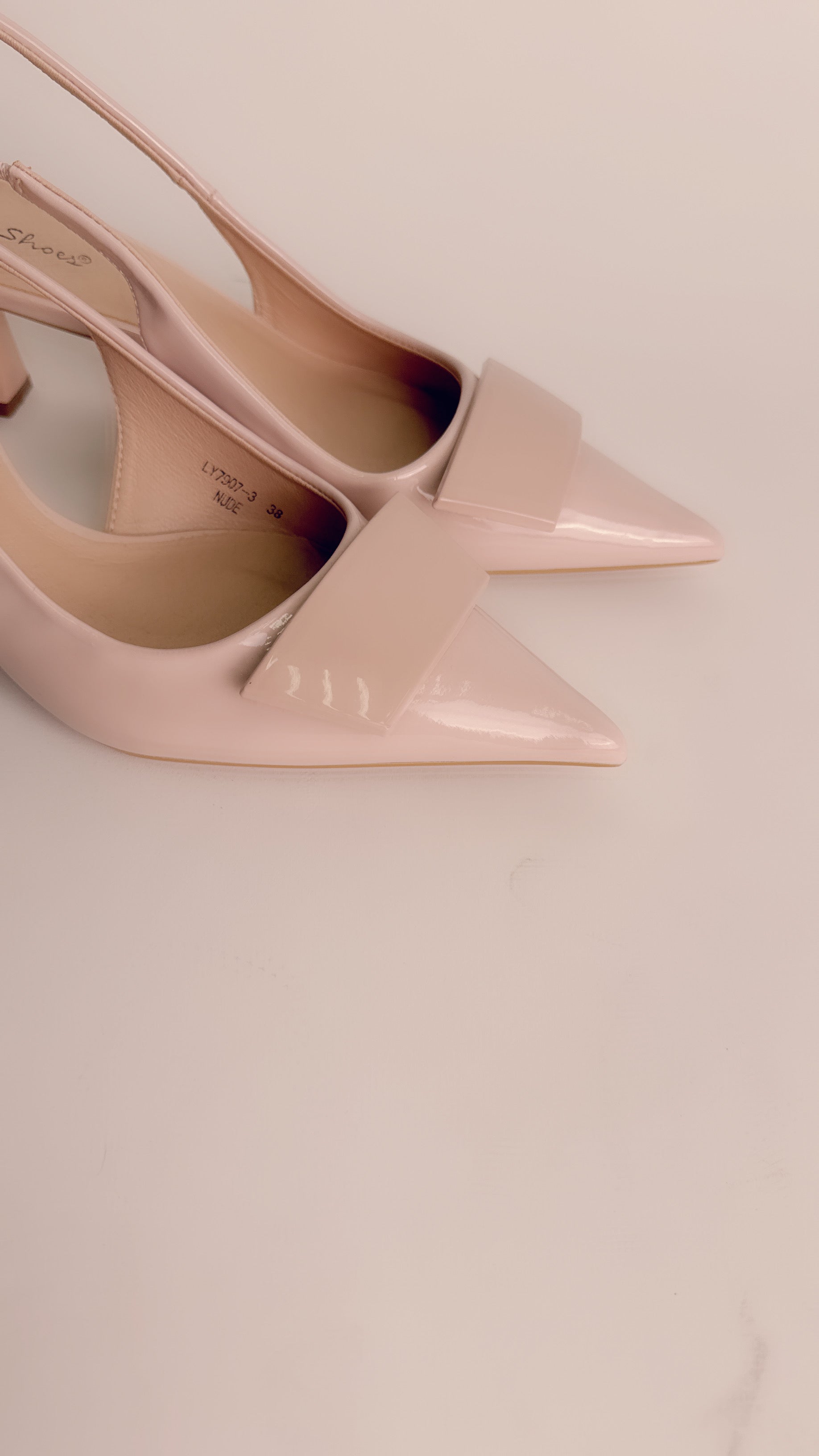 Slingback in vernice nudo