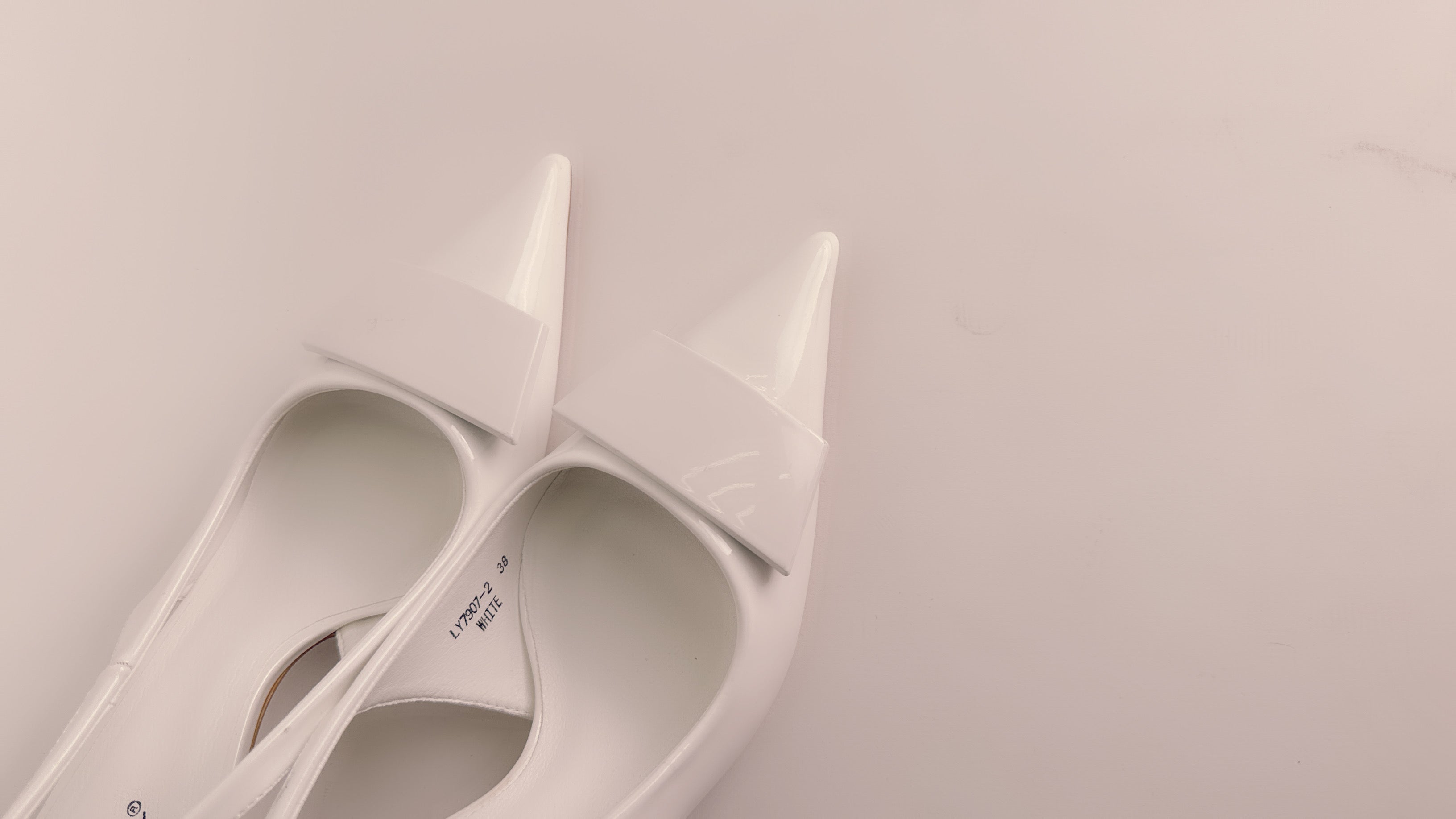 Slingback in vernice white