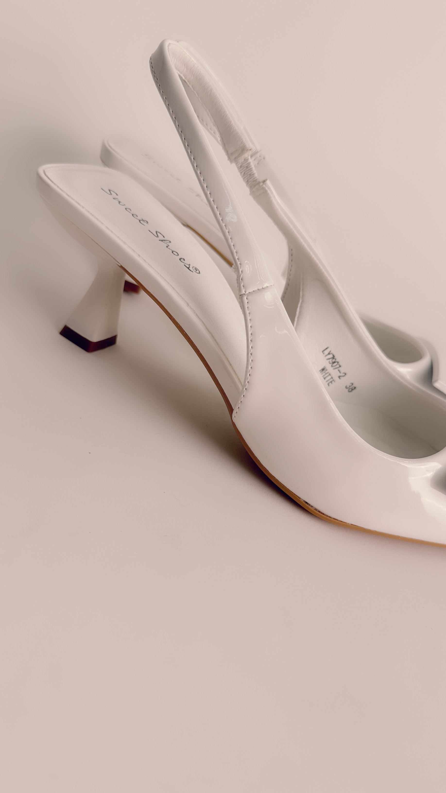 Slingback in vernice white
