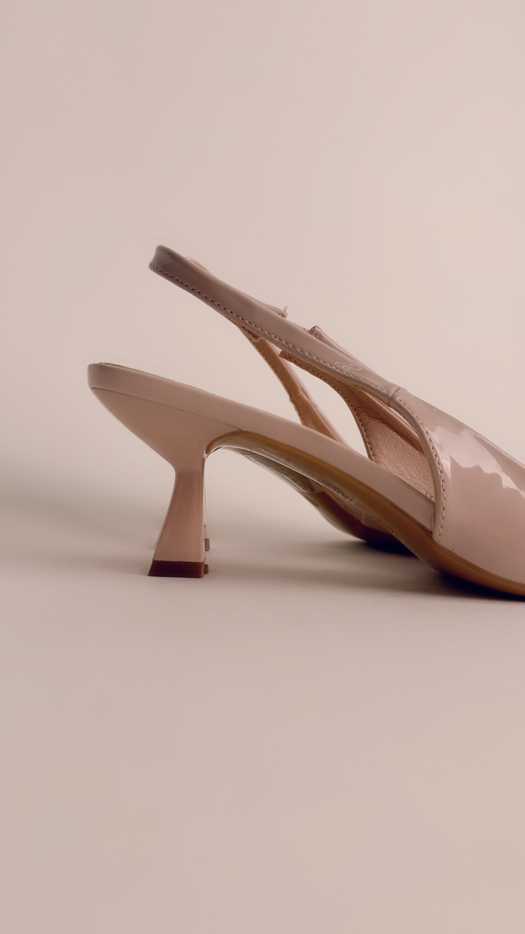 Slingback in vernice nudo