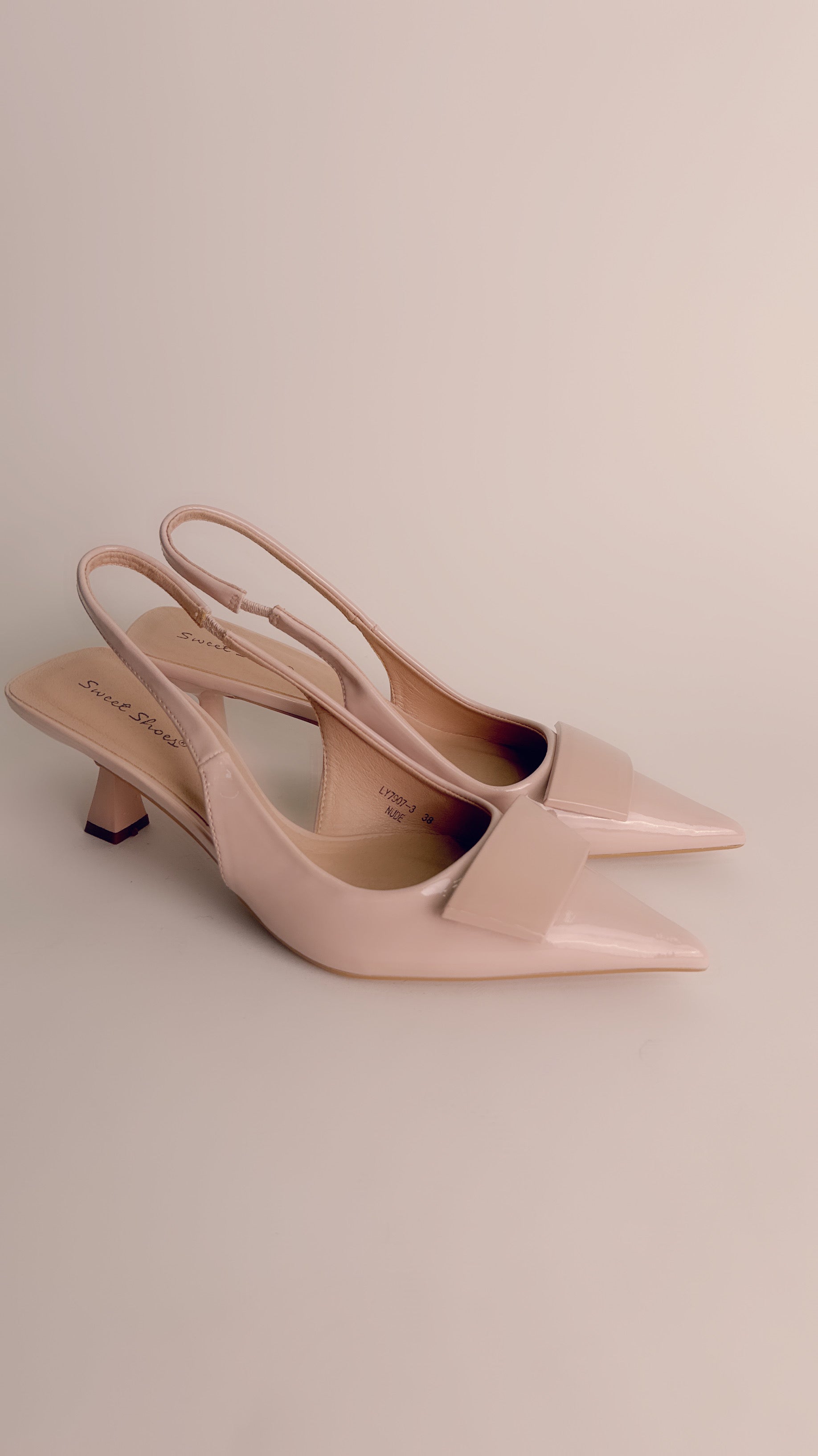 Slingback in vernice nudo