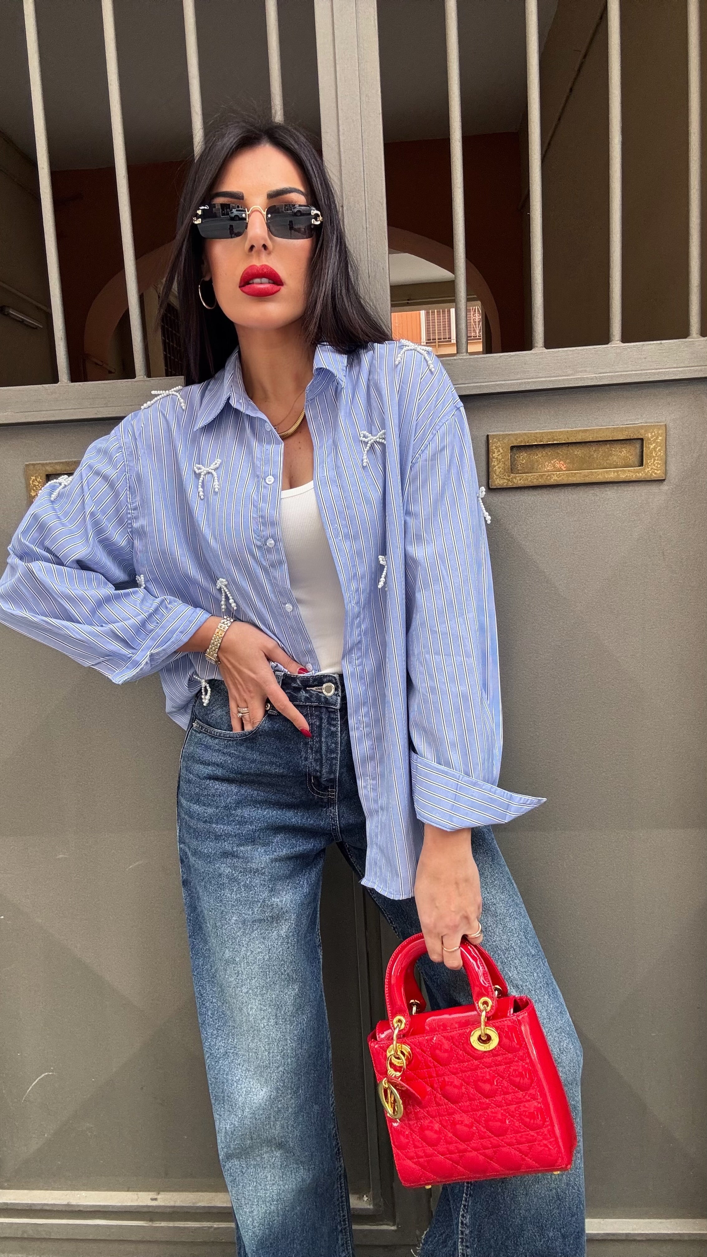 Camicia azzurra fiocchetti perla