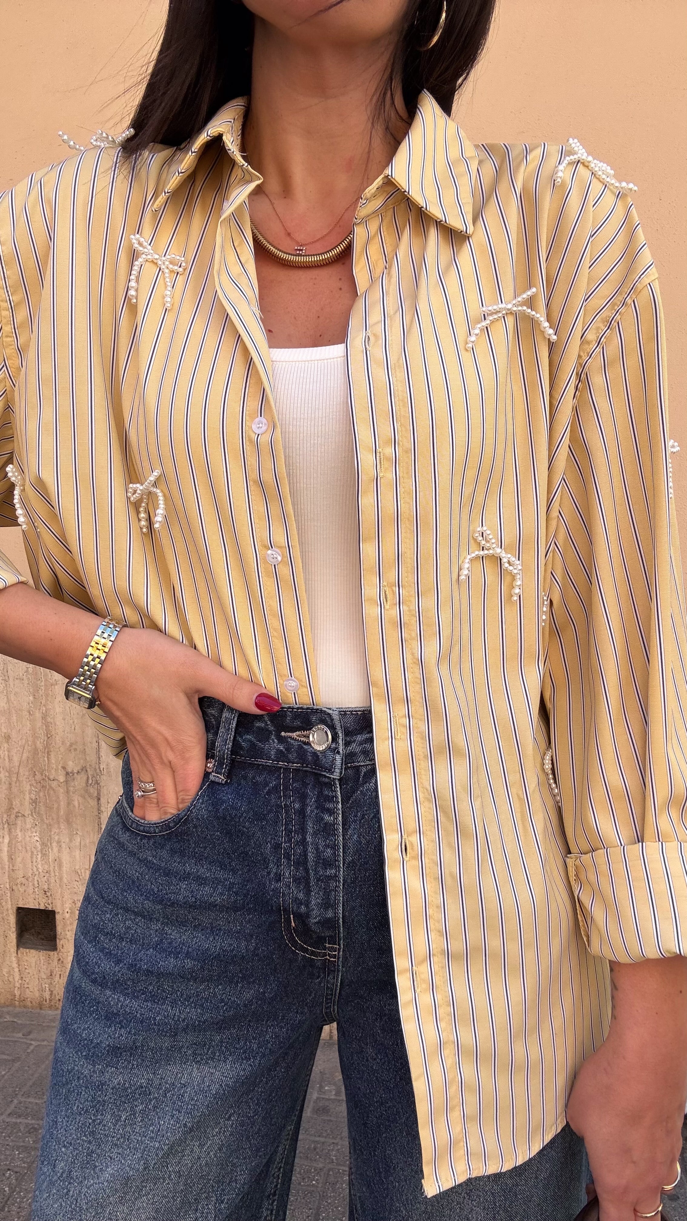 Camicia gialla fiocchetti perla