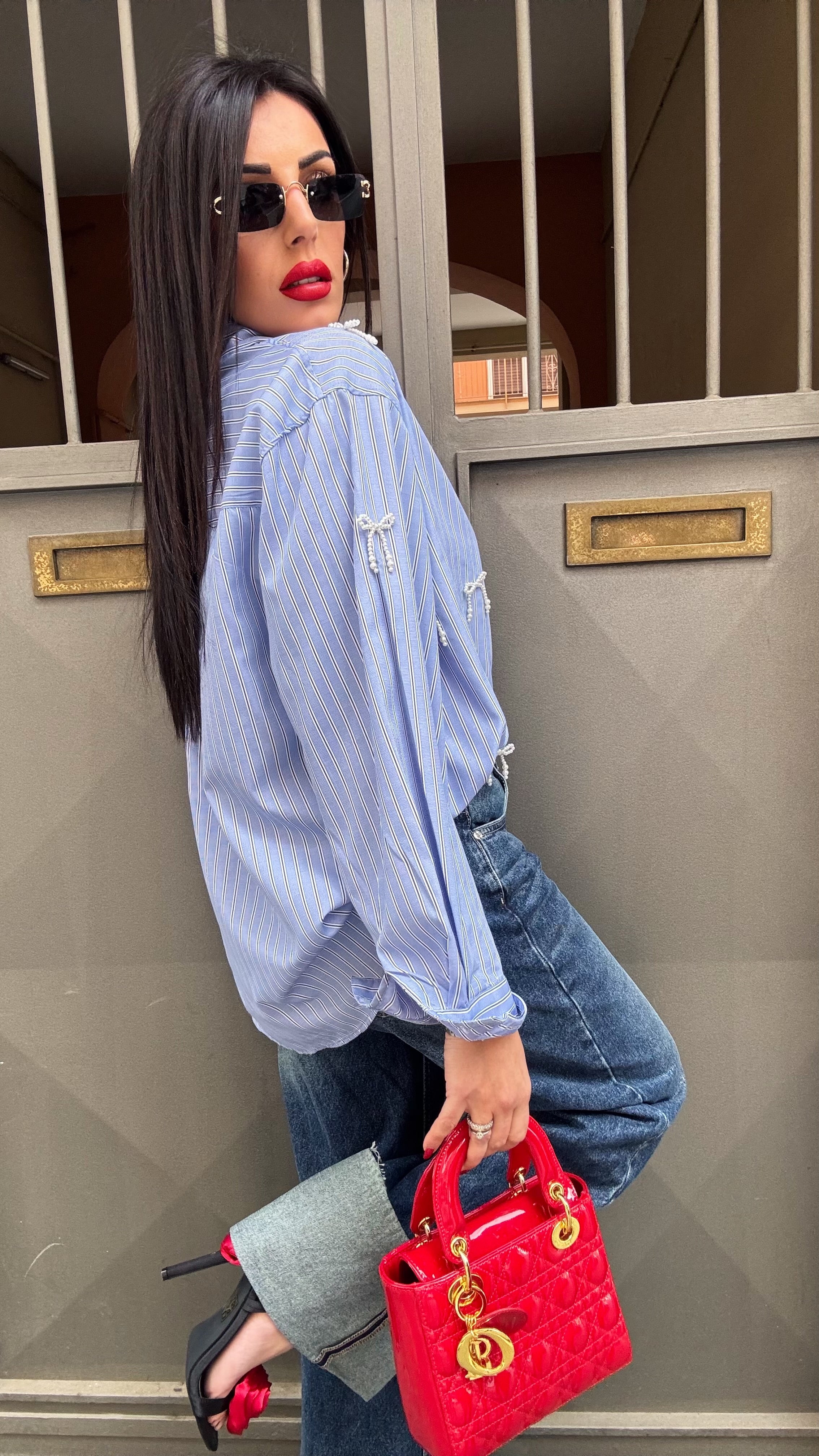 Camicia azzurra fiocchetti perla