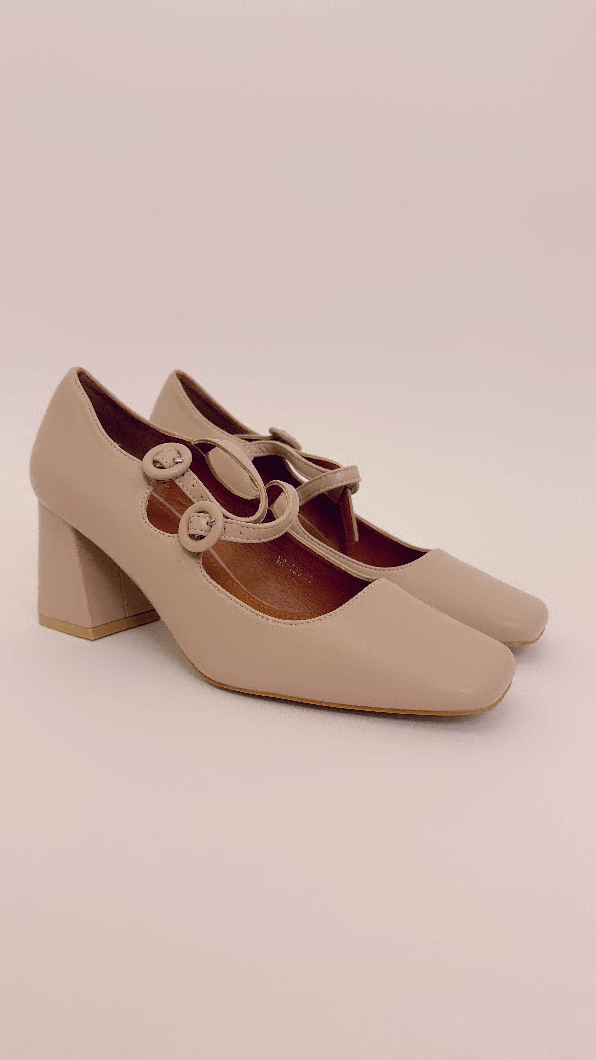 Scarpa con doppio cinturino nudo
