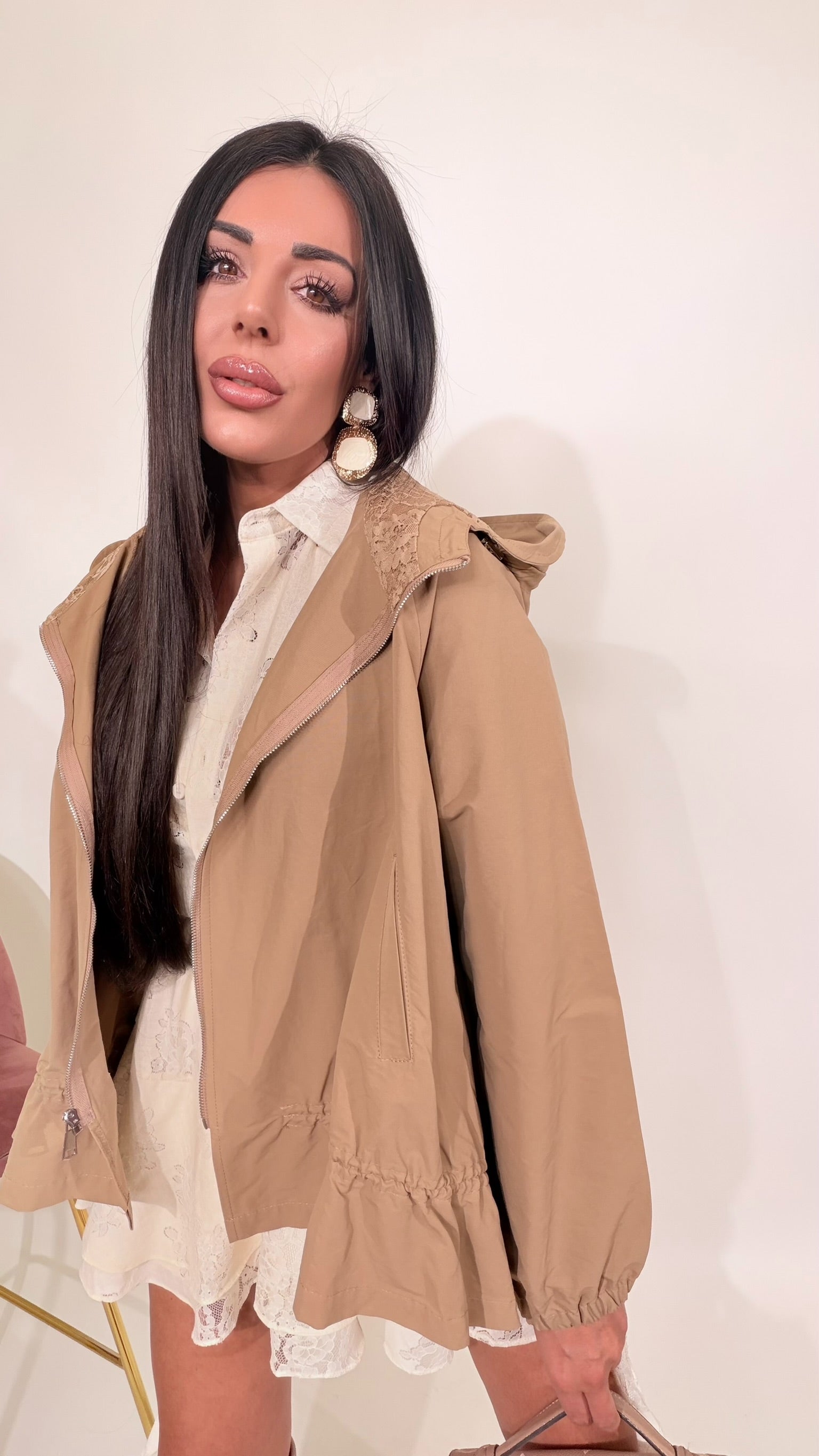 Trench con cappuccio e pizzo