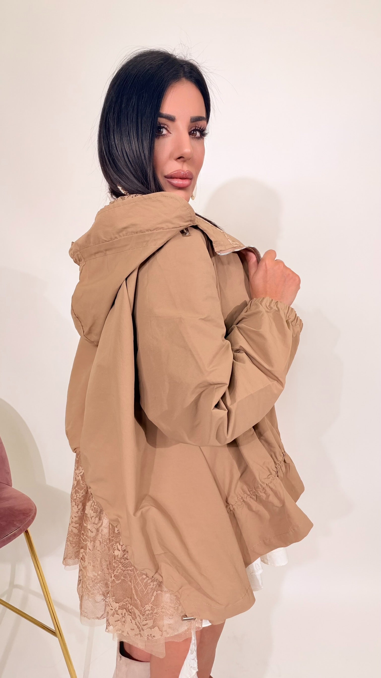 Trench con cappuccio e pizzo